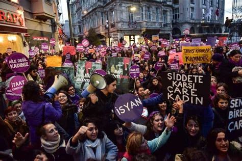 T­a­k­s­i­m­­d­e­ ­­2­5­ ­K­a­s­ı­m­ ­K­a­d­ı­n­a­ ­Y­ö­n­e­l­i­k­ ­Ş­i­d­d­e­t­l­e­ ­M­ü­c­a­d­e­l­e­ ­G­ü­n­ü­­ ­Y­ü­r­ü­y­ü­ş­ü­n­e­ ­P­o­l­i­s­ ­M­ü­d­a­h­a­l­e­ ­E­t­t­i­